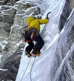 mejor-proteccion-solar-facial Un escalador está escalando una empinada pared de hielo.