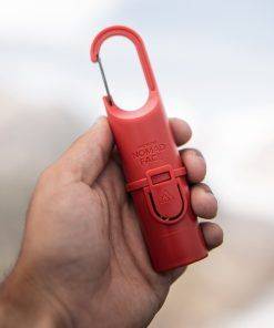mejor-proteccion-solar-facial Una persona sosteniendo un Red Mars con un mosquetón para protección solar extrema.