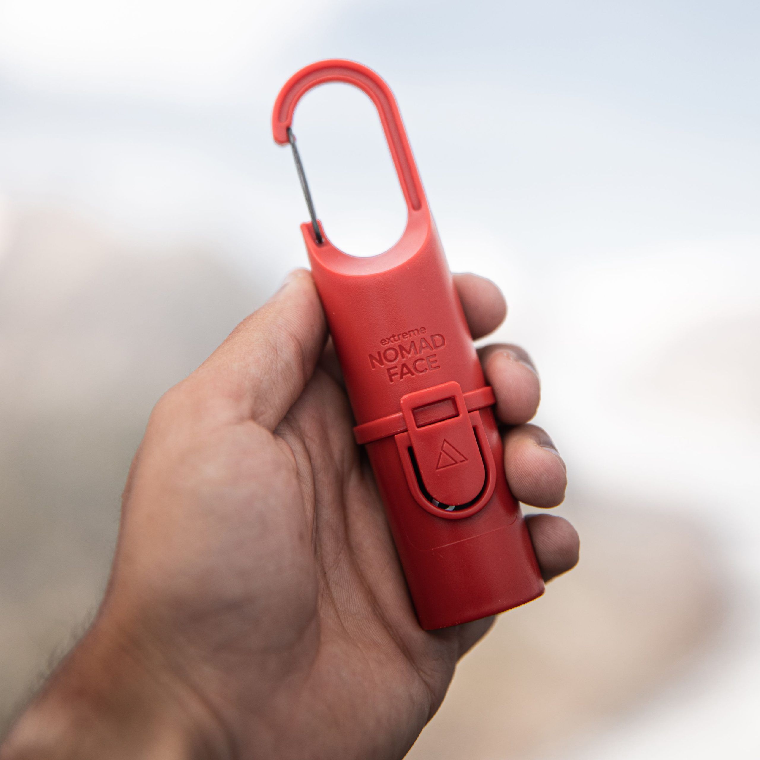 mejor-proteccion-solar-facial Una persona sosteniendo un Red Mars con un mosquetón para protección solar extrema.
