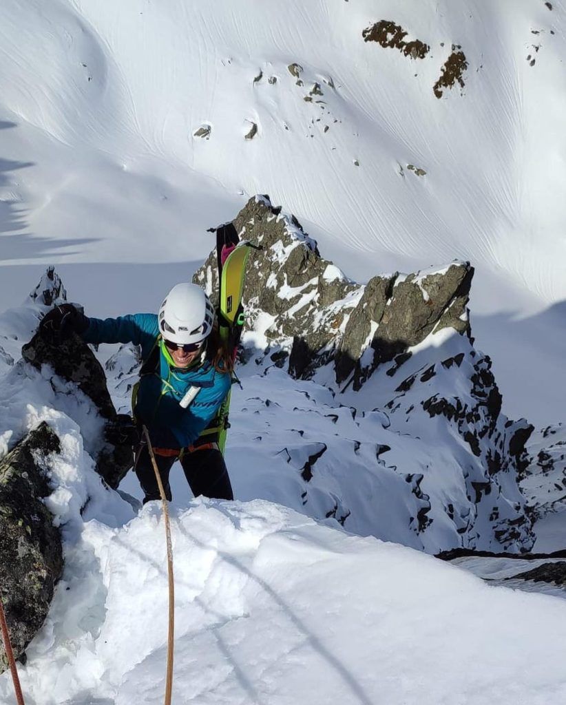 Una escaladora de alta montaña con el Bunker White Snow como crema solar colgado para su rápida aplicación.