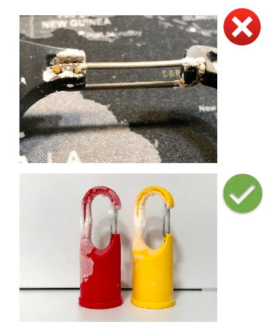 Una imagen de un candado rojo, amarillo y azul con una marca de verificación al lado que representa un protector solar que no daña el océano.