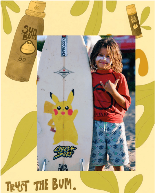 Un niño está de pie junto a una tabla de surf, con énfasis en la diferencia entre los filtros solares fisicos y quimicos