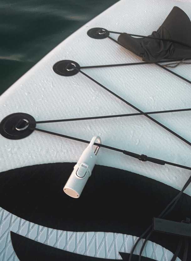 Una tabla de paddle amigable con el océano con un protector de sol y protección solar de invierno para los labios.