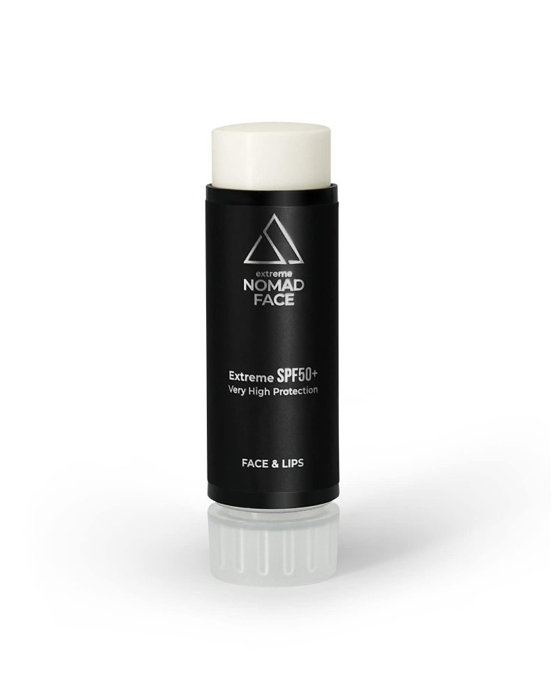 stick spf50+ mejor-proteccion-solar-facial Una barra de protección solar en blanco y negro con la etiqueta "cara nómada" con protección spf50+ para cara y labios, aislada sobre un fondo blanco.